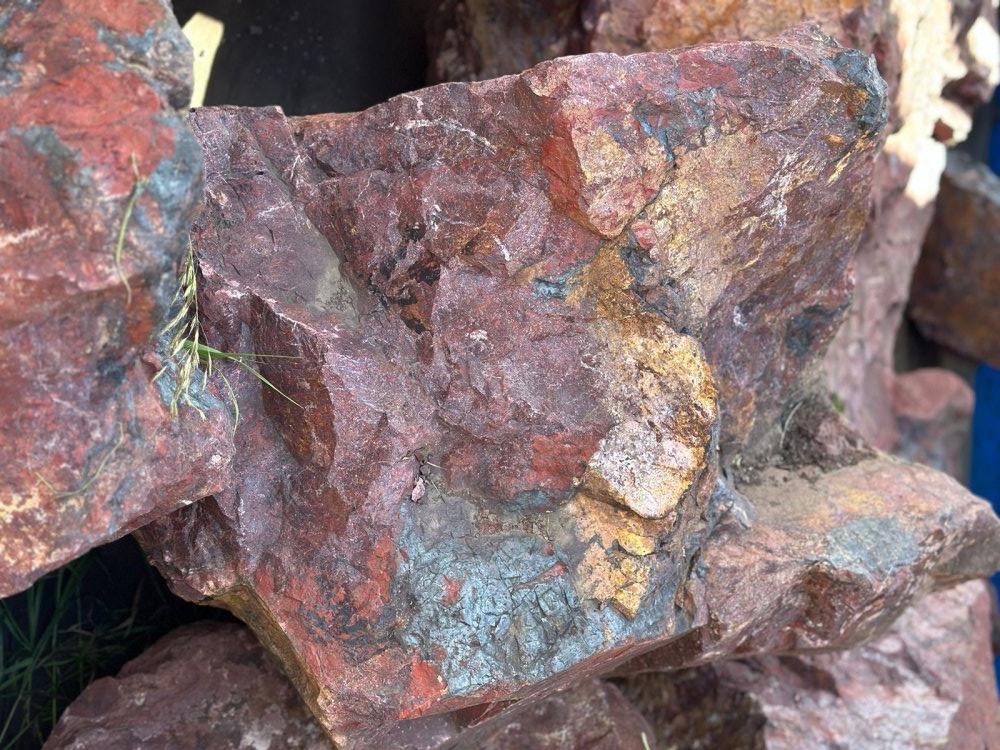 Камни для ландшафтного дизайна красно-фиолетовые 10-60 килограмм купить в Брянске