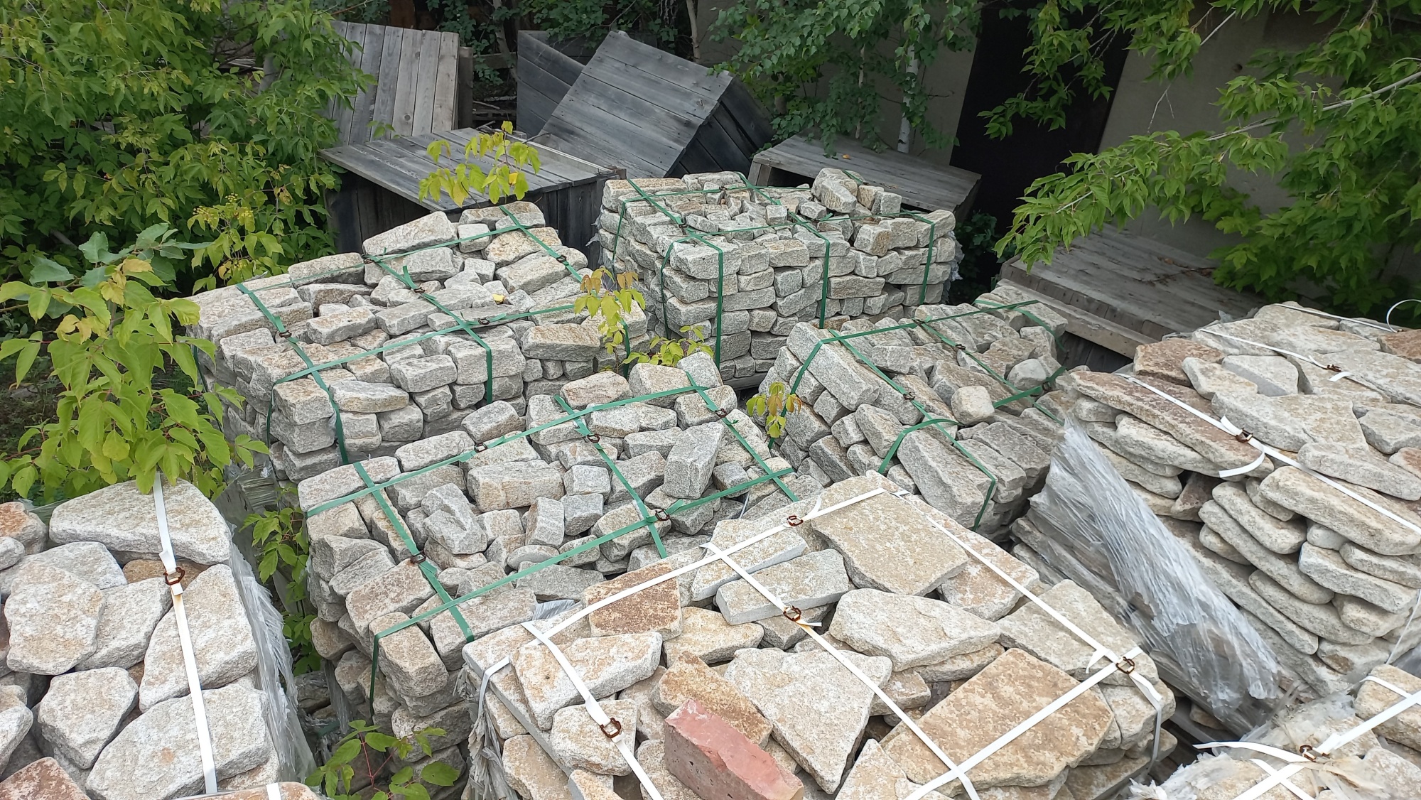 Плитняк галтованный гранитный для ландшафтного дизайна купить в Брянске