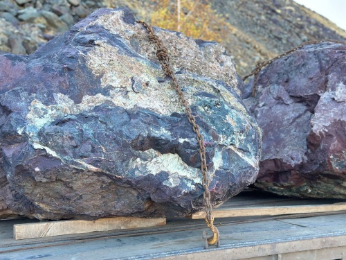 Огромные красно-фиолетовые валуны для ландшафтного дизайна весом более 5 тонн купить в Брянске