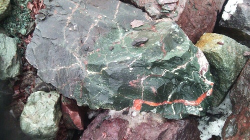 Гигантские зелёные валуны для ландшафтного дизайна весом более 5 тонн купить в Брянске