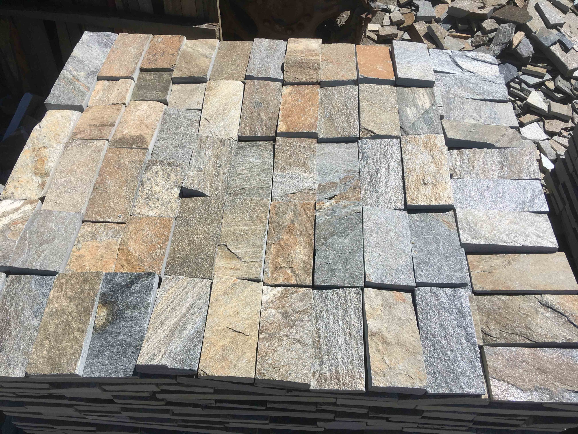 Плитка пилёная златолит Уральский для фасада купить в Брянске