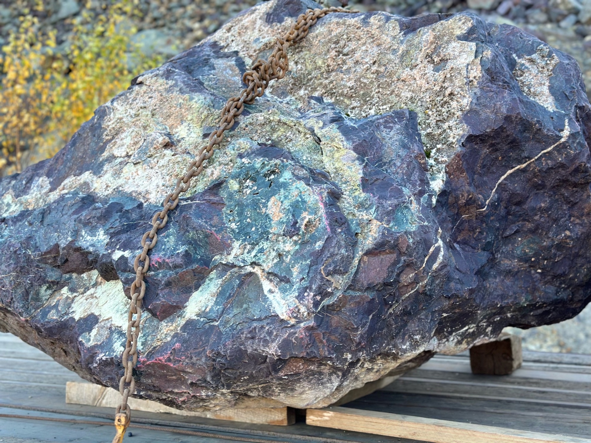 Огромные красно-фиолетовые валуны для ландшафтного дизайна весом более 5 тонн купить в Брянске