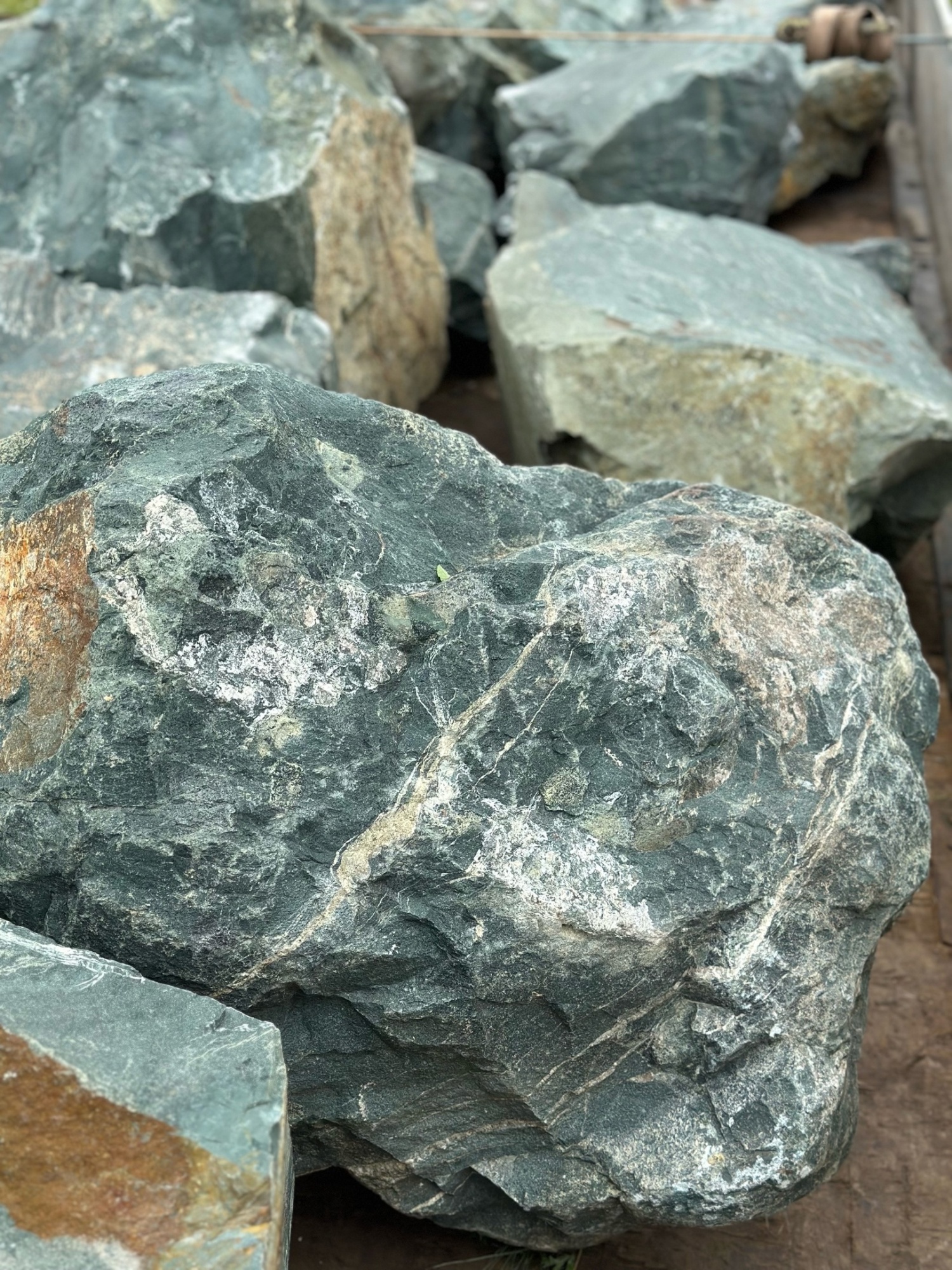 Камни для ландшафтного дизайна зелёные 10-60 килограмм купить в Брянске