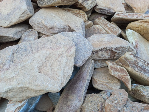 Златолит жёлтый, жёлто-зелёный глыбки и валуны для ланшафтного дизайна купить в Брянске