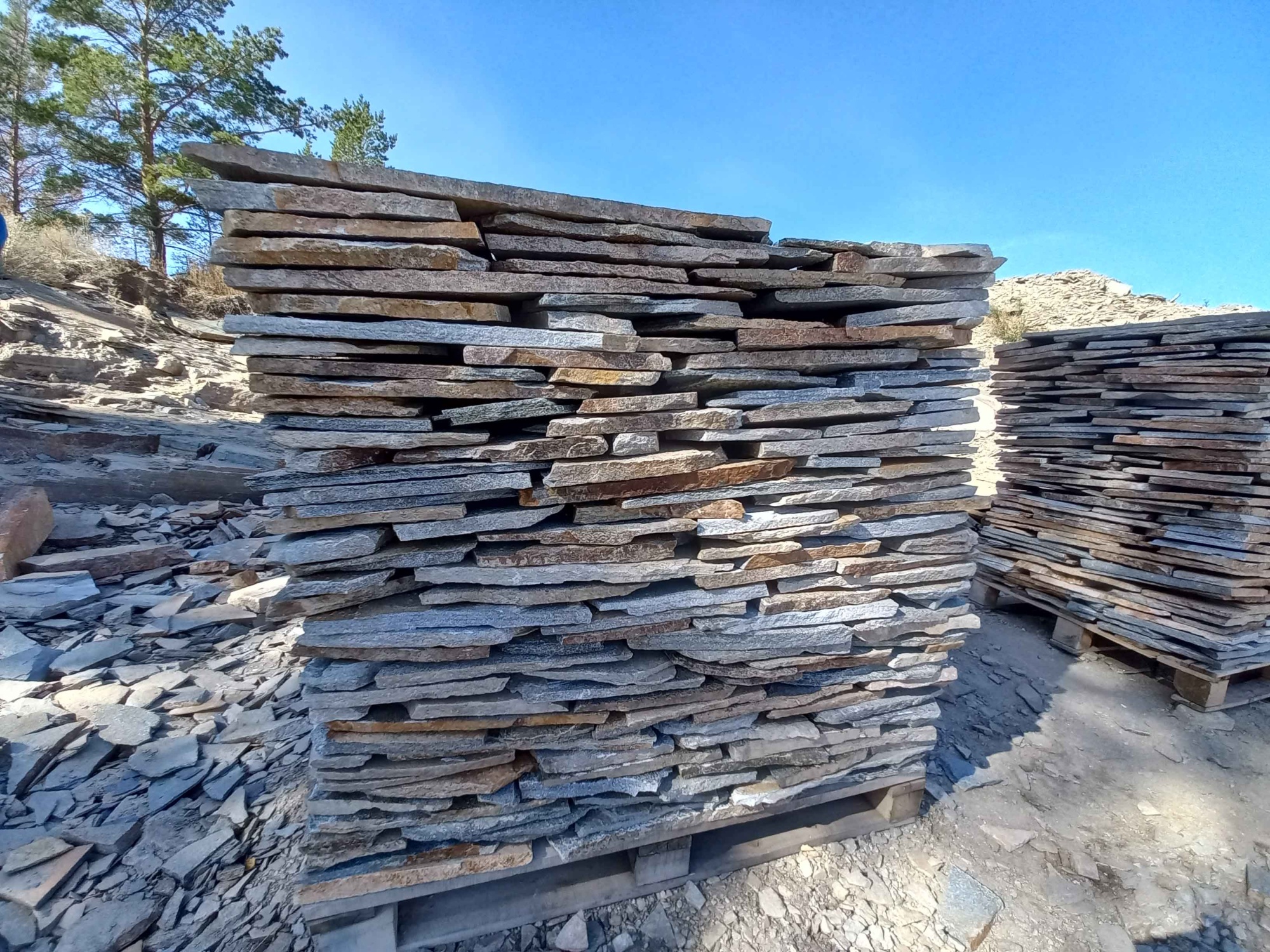 Плитняк златолит серебристый для фасада купить в Брянске