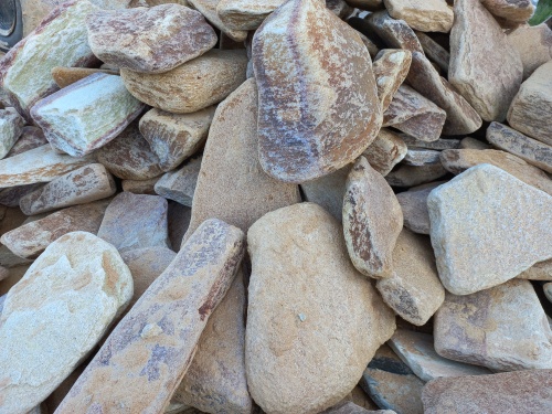 Златолит жёлтый, жёлто-зелёный глыбки и валуны для ланшафтного дизайна купить в Брянске