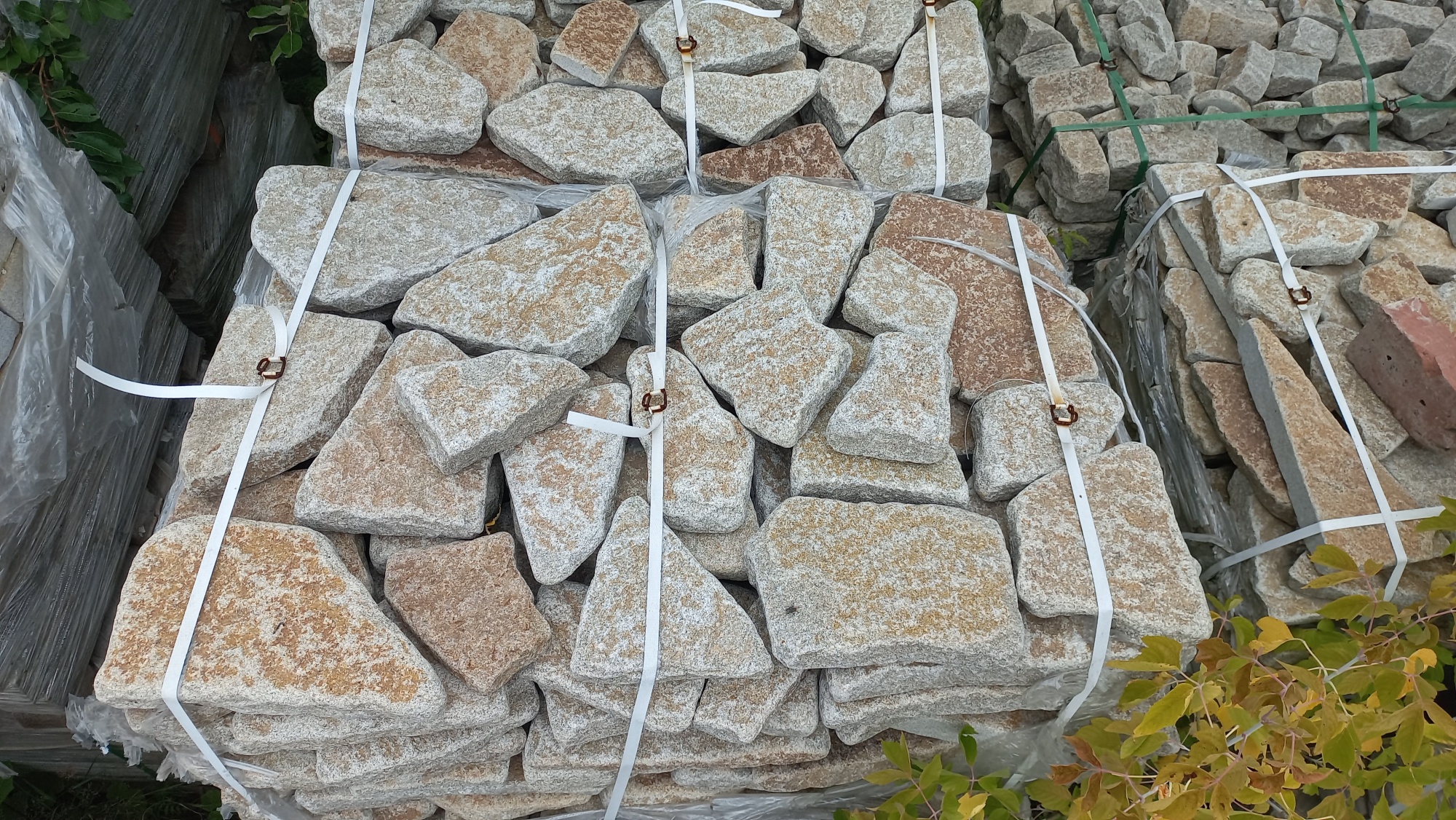 Плитняк галтованный гранитный для ландшафтного дизайна купить в Брянске