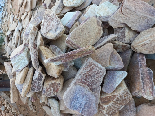 Златолит жёлтый, жёлто-зелёный глыбки и валуны для ланшафтного дизайна купить в Брянске