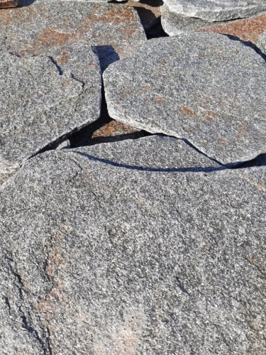 Златолит серебристый галтованный для лестниц купить в Брянске