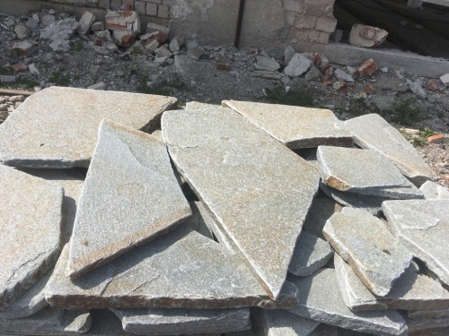 Златолит серебристый галтованный для лестниц купить в Брянске